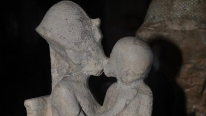 تمثال الملك إخناتوت وابنته