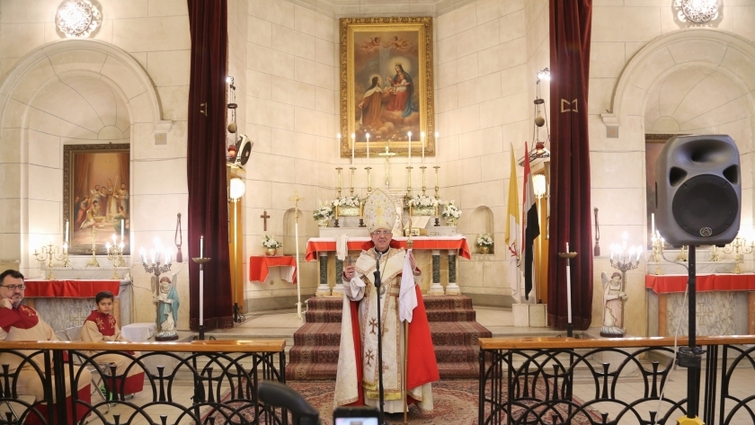 مطران الأرمن الكاثوليك خلال القداس