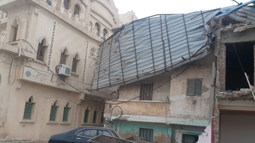 بفعل الرياح سقوط سقف وشرفة عقار شرق الإسكندرية