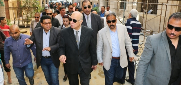 محافظ القاهرة يتفقد منطقة البورصة