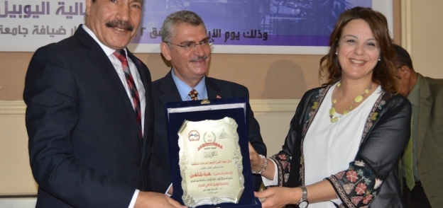 الشرقاوي أثناء تكريمه لمديرة المركز الإعلامي بالجامعة