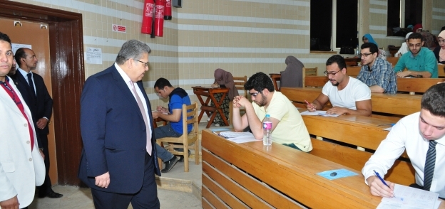 الشيحى خلال تفقده الامتحانات بجامعة عين شمس