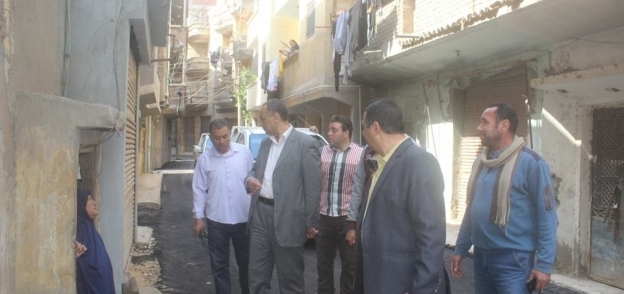 رئيس مدينة دسوق يتابع اعمال الرصف فى الشوارع