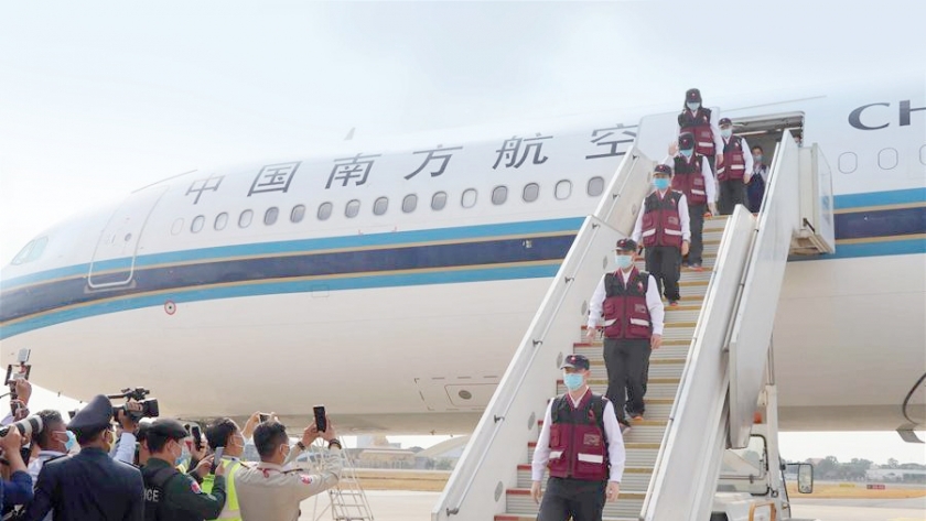 الصين تساعد دول العالم.. أطباء صينيون مع أطنان من الإمدادات الطبية يصلون إلى كمبوديا