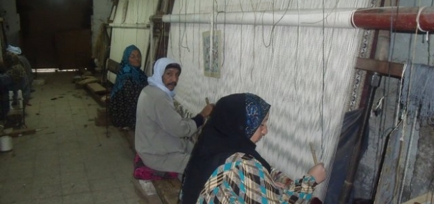 العاملون بصناعة المنتجات اليدوية يعانون من ارتفاع أسعار الحرير