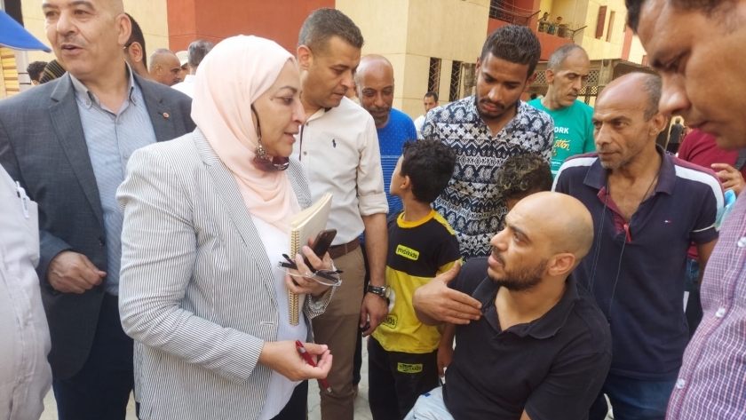 نائب محافظ القاهرة تلتقى سكان الخيالة
