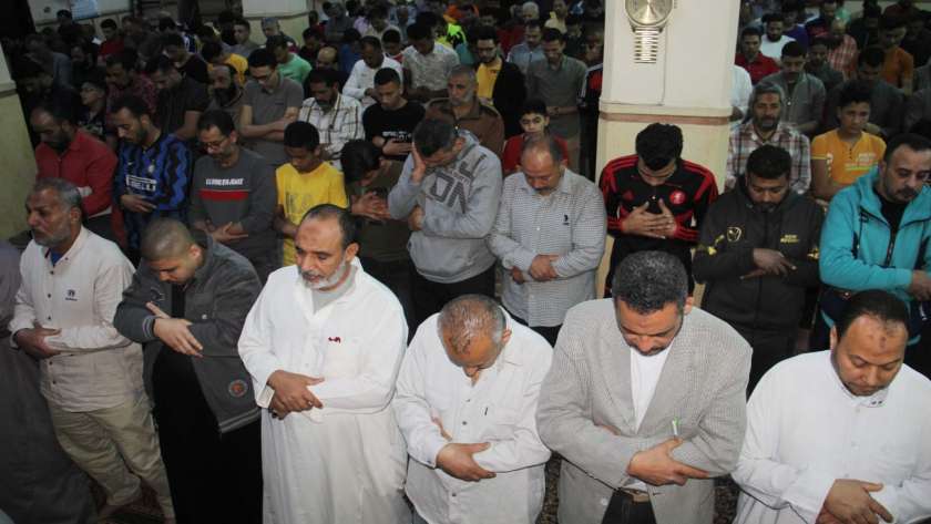 الصلاة في أحد المساجد - أرشيفية