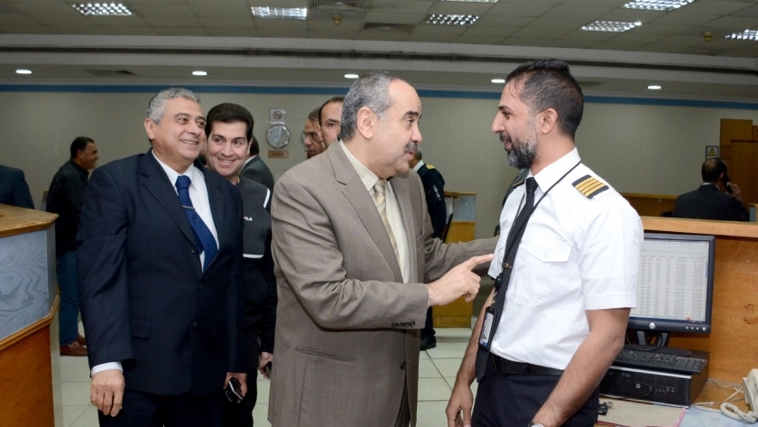 وزير الطيران ونائبه يتفقدان مركز العمليات المتكامل وقطاع العمليات الجوية بمصر للطيران