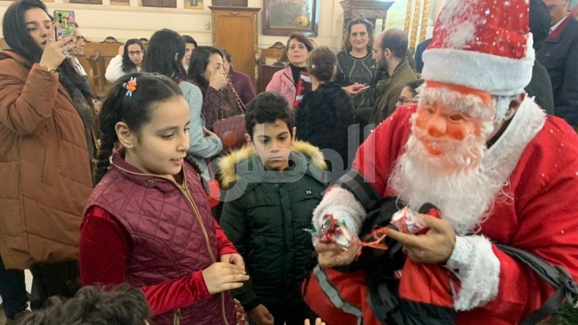 بابا نويل يوزع الهدايا والحلوى بالدقهلية