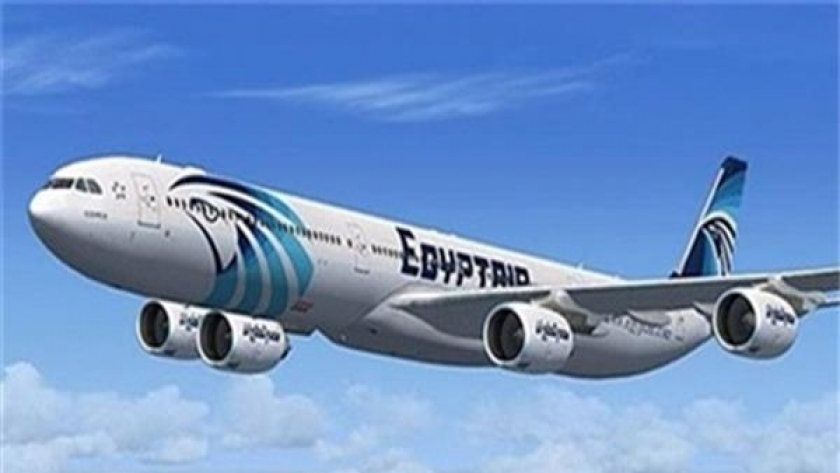 مصر للطيران تستقبل ركاب أولى رحلاتها «الأقصر - شرم» بالورد والشيكولاتة