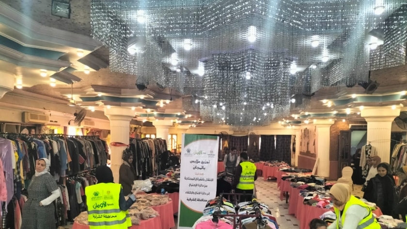 تنظيم معرض لتوزيع الملابس الجديدة مجانا في مركز أبو حماد