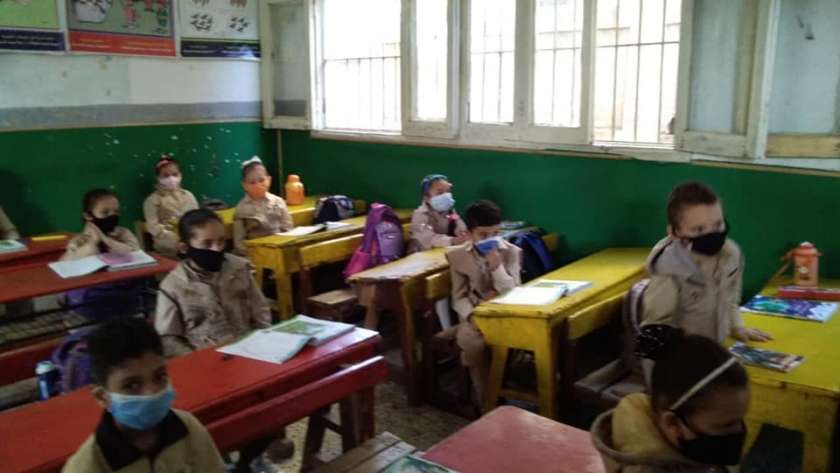 طلاب يرتدون الكمامات الطبية داخل أحد الفصول الدراسية