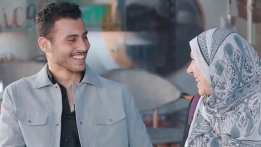 محمد ووالدته في كليب الأغنية