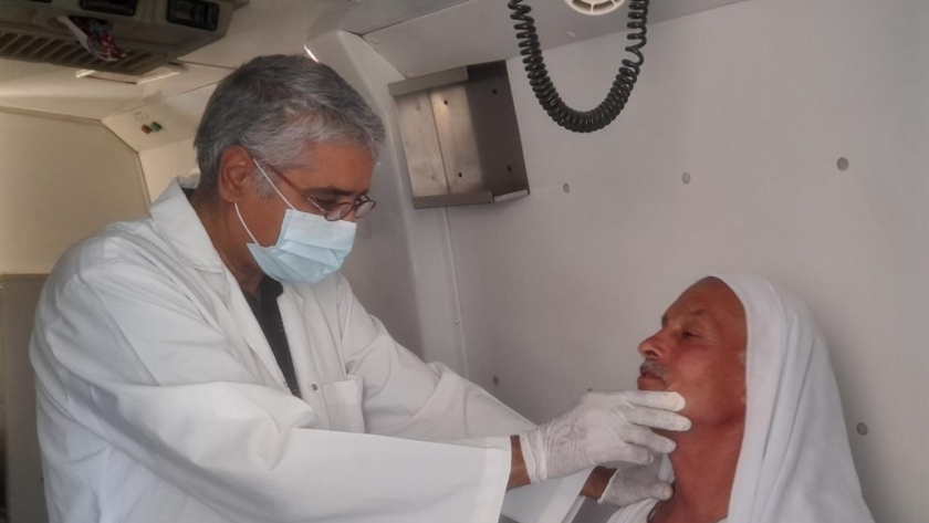 الكشف على 1233 مواطنا ضمن قافلة طبية في قرية العجرة ببني سويف