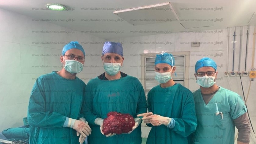 فريق طبي بجامعة أسيوط ينجح في استئصال ورم يزن 8 كجم من بطن طفلة من أسوان