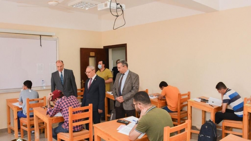 رئيس جامعة طنطا يتفقد لجان الامتحانات بكلية الهندسة