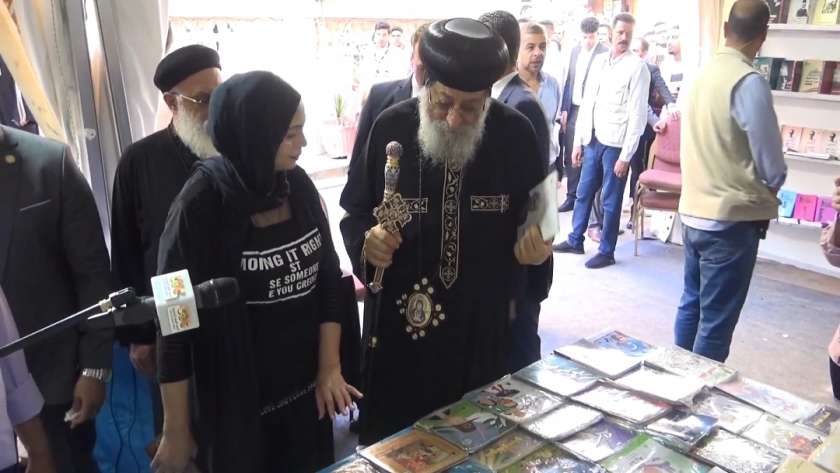 البابا تواضروس يقتني الكتب من معرض الكتاب بالكاتدرائية المرقسية بالإسكندرية