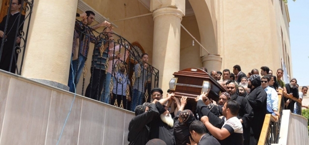بالصور| الكنيسة تنظم موكبا بدير المحرق لدفن الأنبا ساويرس في أسيوط