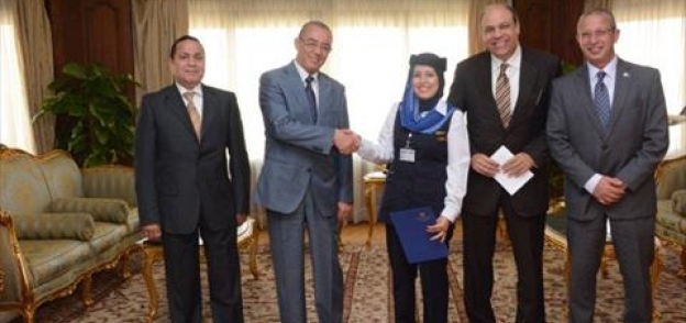 وزير الطيران يكرم مضيفة بمصر للطيران لعنايتها براكبة مسنة