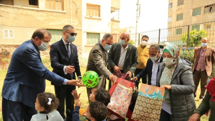 محافظ كفر الشيخ يقدم الهدايا للأطفال بداريين للايتام