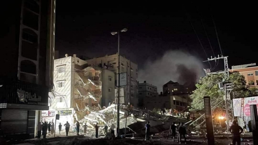 الاحتلال يدمر منزلا في دير البلح..ودوى صفارات الإنذار في «نتيفوت»