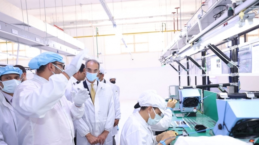 وزير الاتصالات يزور مصنع فيفو للهواتف الذكية 