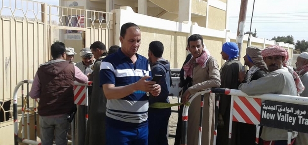 أهالي أبو منقار بالفرافرة يتوافدون علي لجان الاقتراع في اليوم الثاني للانتخابات