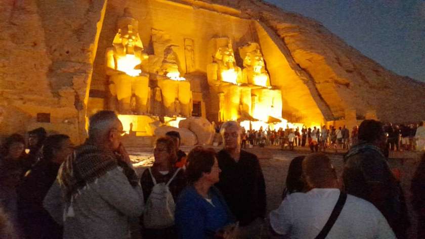 السياح يشاهدون تعامد الشمس على وجه رمسيس