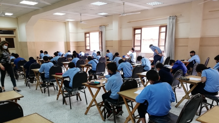 طلاب يؤدون الامتحانات - صورة أرشيفية