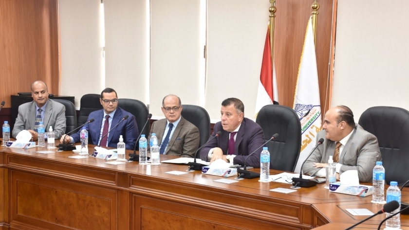 رئيس جامعة عين شمس خلال توقيع البروتوكول