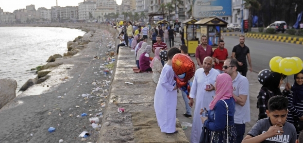 المواطنون فى الإسكندرية يحتفلون بالعيد على الكورنيش