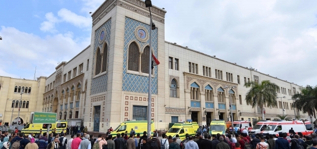 تجمهر عدد من المواطنين أمام محطة مصر «أ.ف.ب»