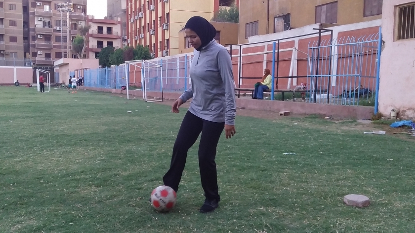 كابتن شيماء أول فتاة مدربة لكرة القدم في الأقصر