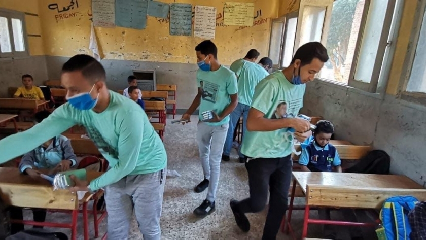 توزيع دعاية أحد المرشحين على تلاميذ  المدارس بديروط