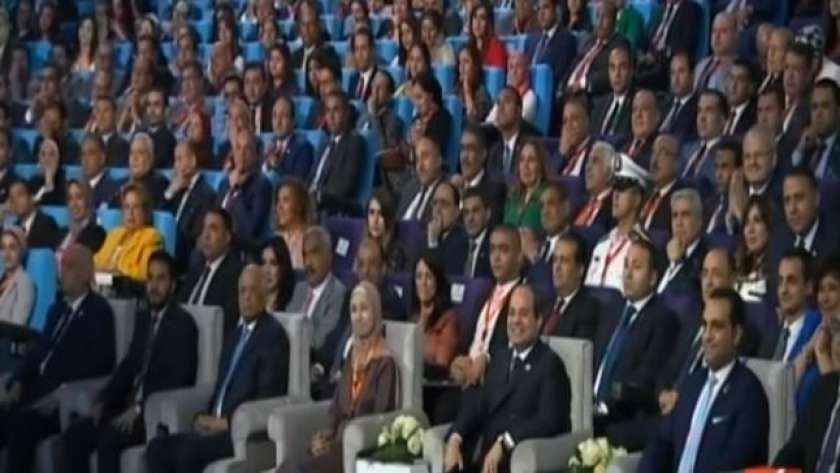 الشباب يجاورون الرئيس عبدالفتاح السيسي في مؤتمر الشباب