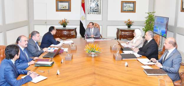 السيسى يجتمع مع عدد من الوزراء بحضور مدبولى لبحث تتطوير "المصرية للأدوية"