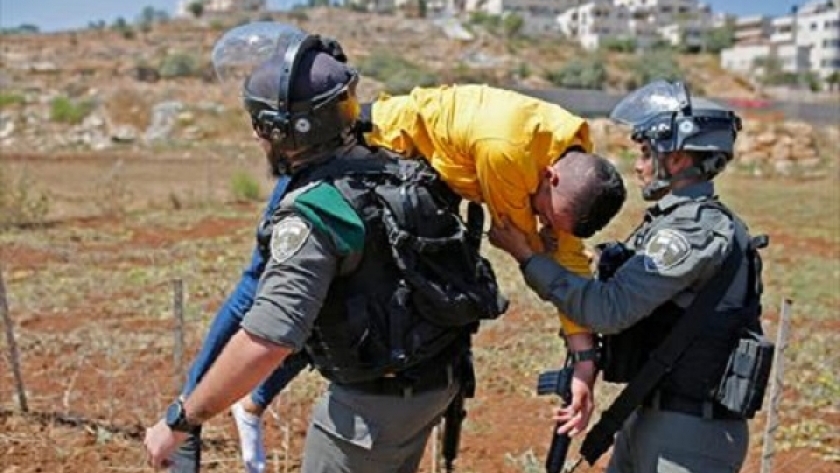 إصابة فلسطيني علي يد جنود اسرائيليين