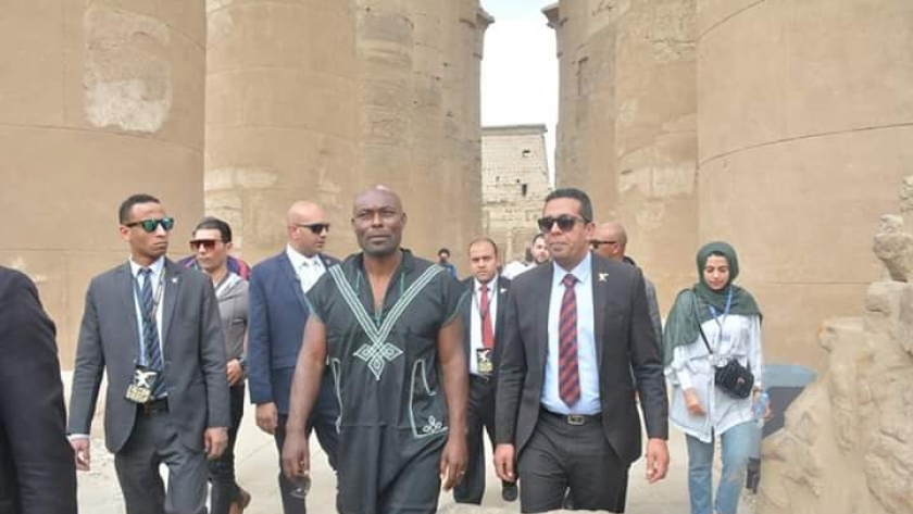 بطل مسلسل هيروز يزور معبد الكرنك بالأقصر