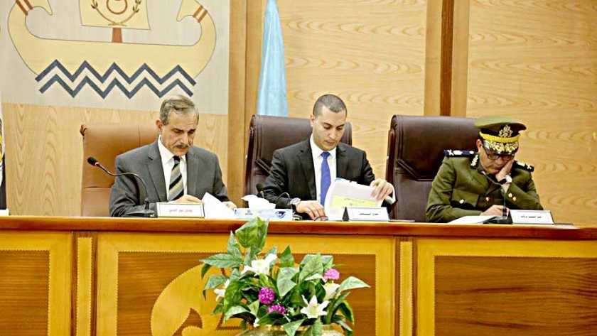 محافظ كفر الشيخ يناقش عددا من القرارات والموضوعات بالمجلس التنفيذي