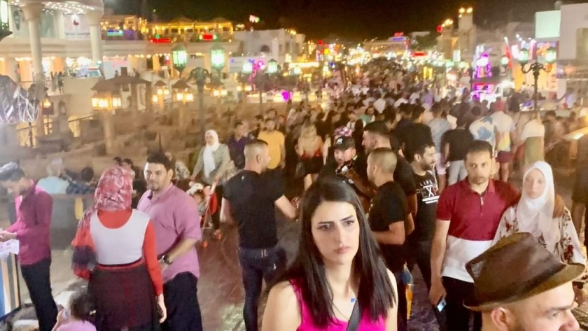 سياح أجانب ومصريون خلال تواجدهم بشرم الشيخ الشهر الماضي