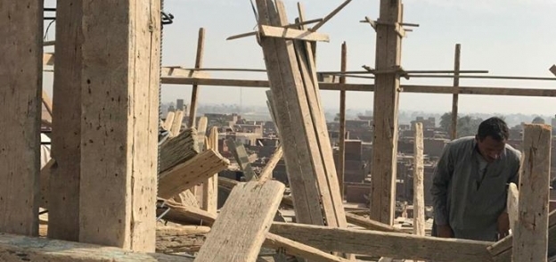 إزالة دور مخالف في مبني سكني بمدينة أخميم بسوهاج