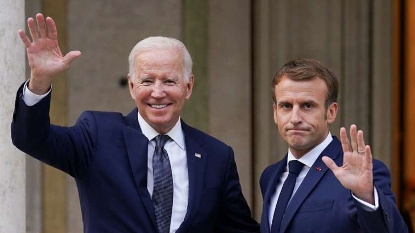 الرئيس الأمريكي جو بايدن «يسار» مع نظيره الفرنسي إيمانويل ماكرون «يمين»