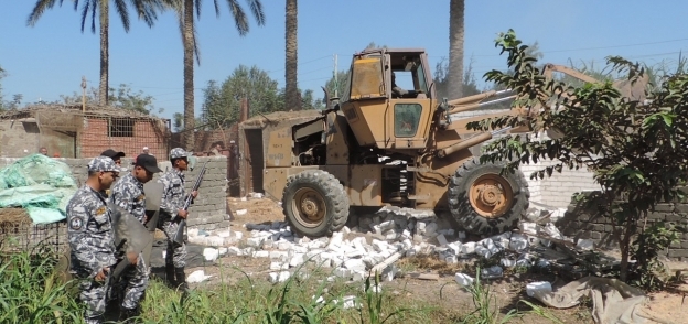 قوات أمنية خلال إزالة التعديات على إحدى الأراضى الزراعية «صورة أرشيفية»