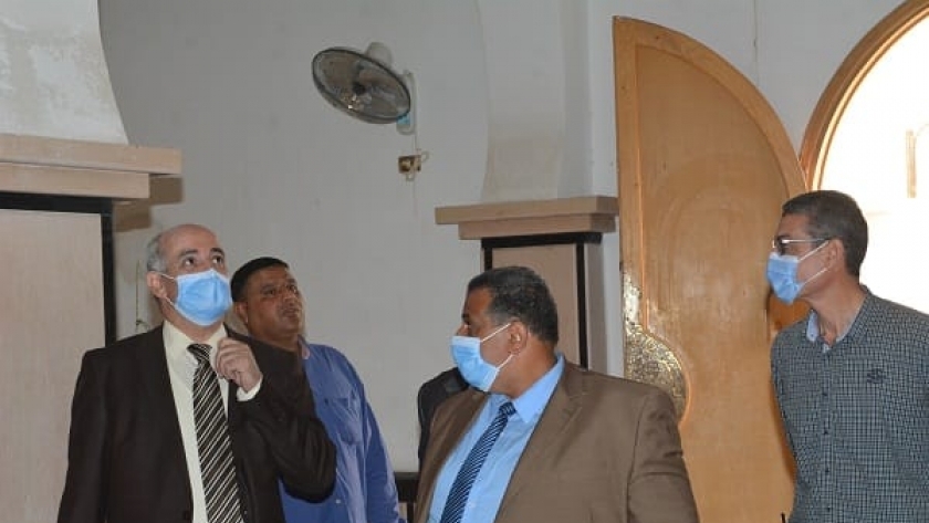 رئيس جامعة الفيوم يتفقد أعمال تطوير مسجد كلية الخدمة الاجتماعية