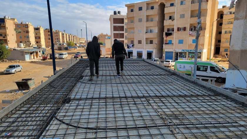 خلال تنفيذ إنشاء محلات تجارية بالكيلو 7 بمدينة مرسى مطروح