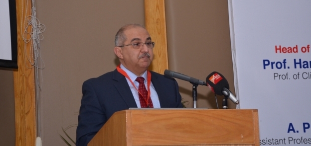 نائب رئيس جامعة أسيوط يشيد بجهود الدولة فى الملف الصحى