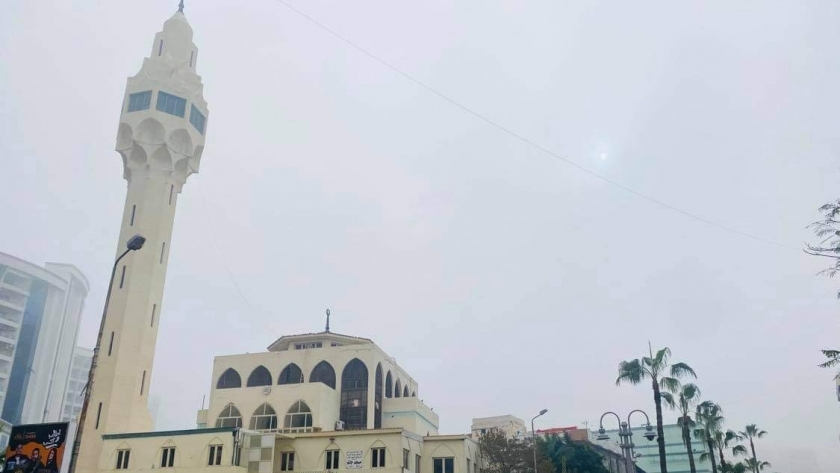 شبورة وغيوم تغطي سماء الإسكندرية