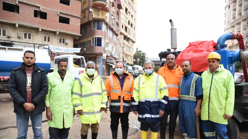 المهندس ممدوح رسلان رئيس القابضة مع العاملين بشركات المياة والصرف الصحي