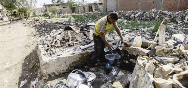 20٪ من القرى لا تستخدم شبكات الصرف الصحى بحسب البنك الدولى تصوير - محمود الدبيس