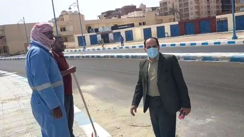 جانب من متابعة رئيس مدينة مرسى مطروح للنظافة بكورنيش مطروح